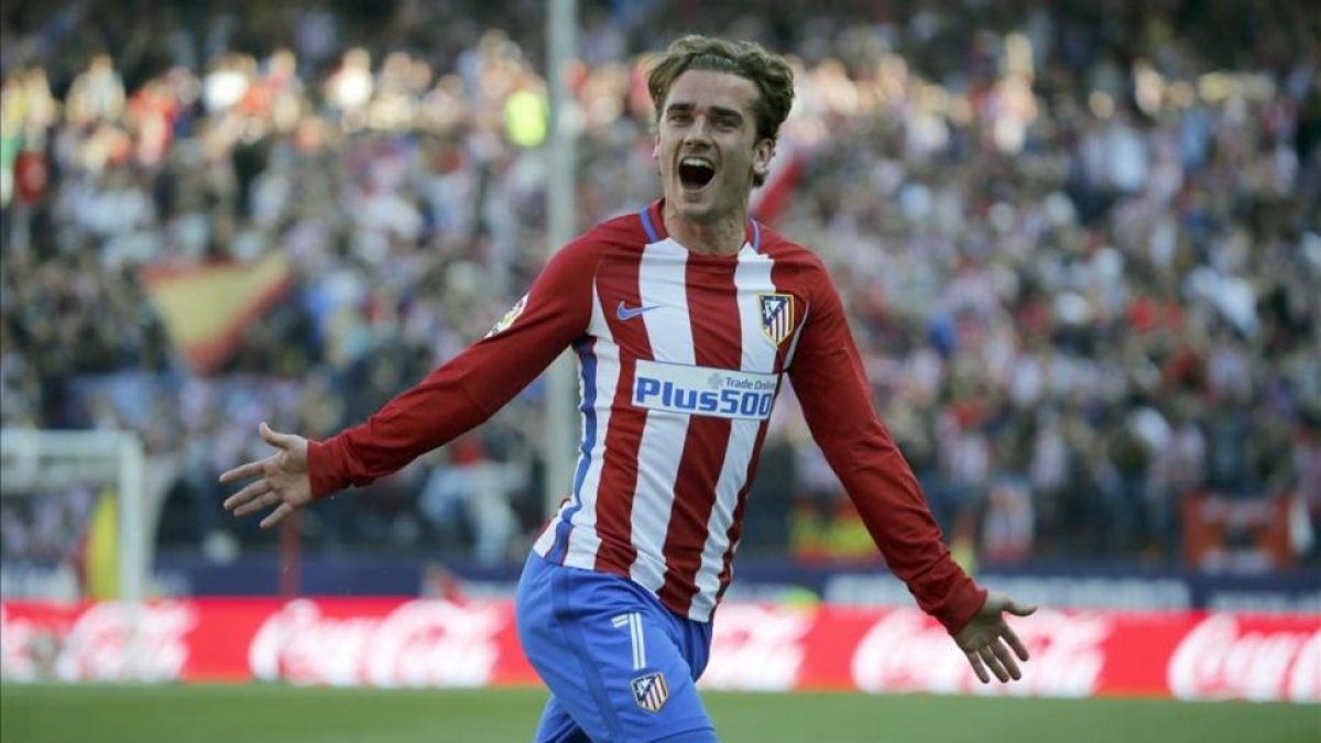 Griezmann celebra el segundo tanto del Atlético, obra del delantero francés en un gran lanzamiento de falta.-EFE