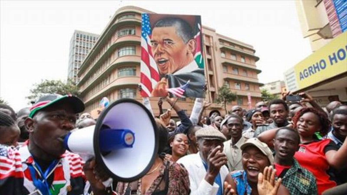Simpatizantes de Obama vitorean al presidente de EEUU mientras esperan verle pasar, en Nairobi, ayer.-Foto: EFE / DANIEL IRUNGU
