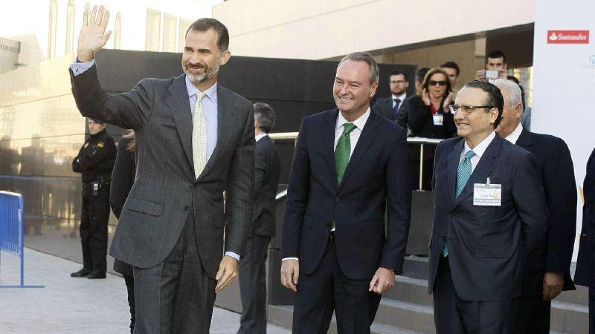 El Rey Felipe VI, acompañado por el presidente de la Generalitat Valenciana, Alberto Frabra, a su llegada al audotorio de la Diputación de Alicante.-Foto: EFE