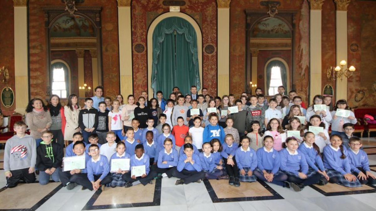 Algunos de los alumnos burgaleses que participan en el programa Pequeños Emprendedores recibieron ayer las licencias municipales para vender sus productos en el mercadillo.-ECB