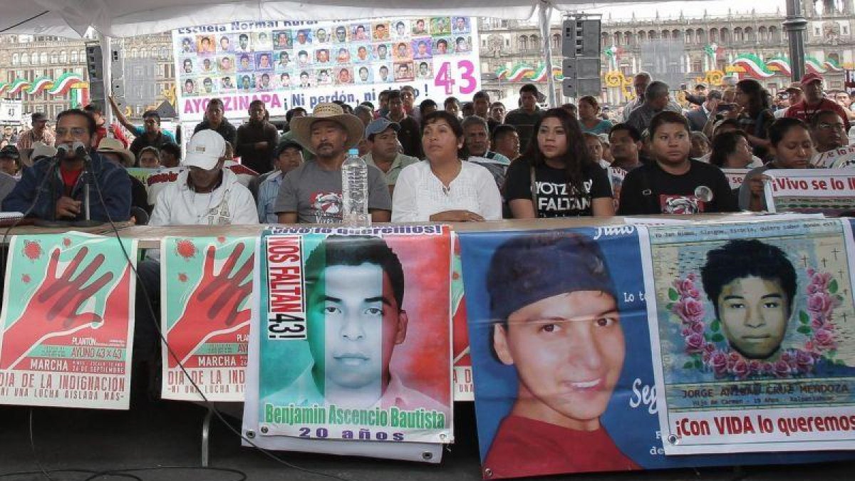 Jóvenes que apoyan a los familiares de los normalistas desaparecidos en Iguala.-EFE