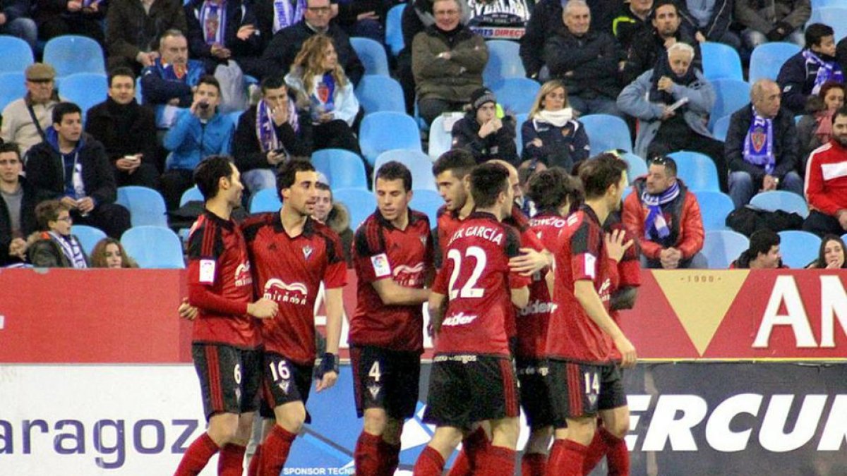Los jugadores del CDMirandés festejan la consecución de un gol el pasado domingo en La Romareda-Espíritu Deportivo