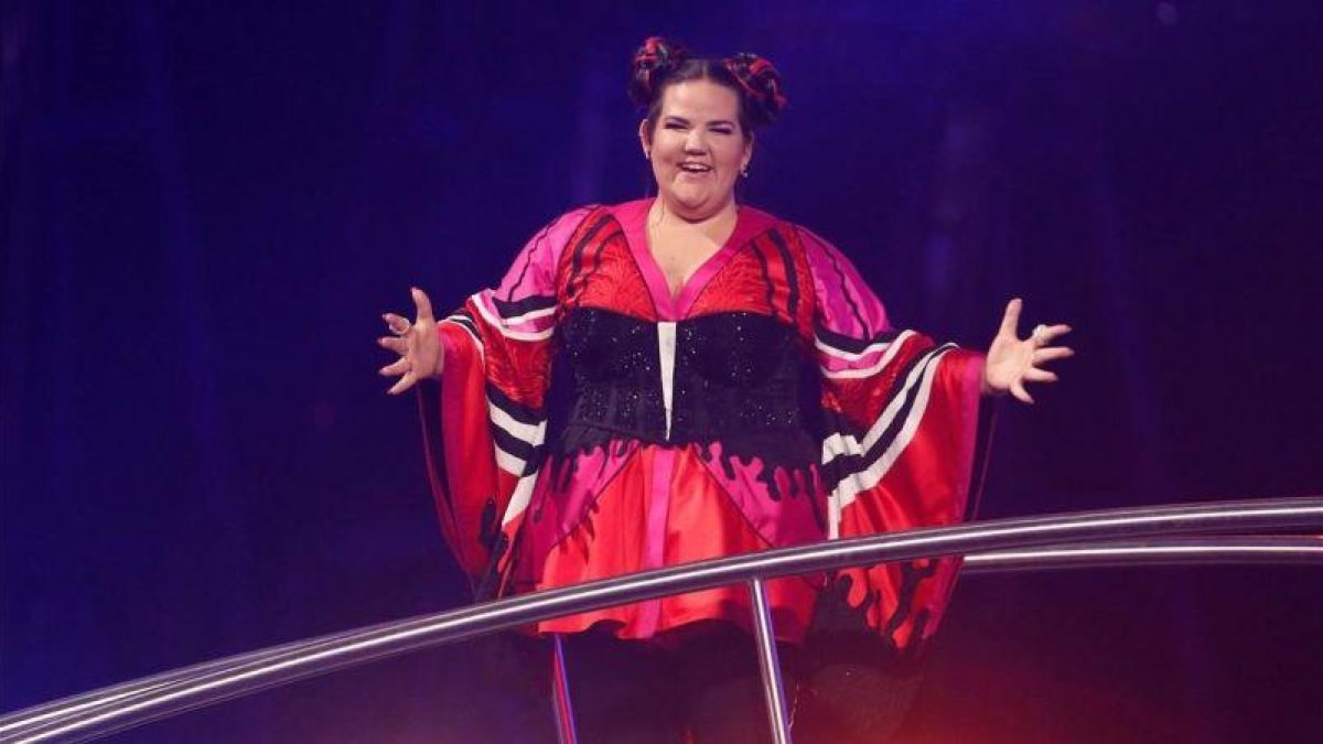 La cantante de Israel Netta, durante su interpretación de la canción Toy en el Festival de Eurovisión celebrado en mayo en Lisboa.-PEDRO NUNES (REUTERS)