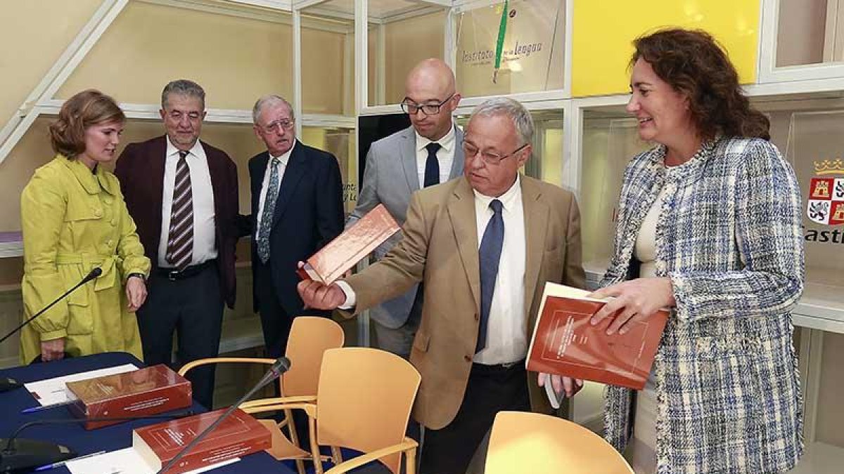 Sonia Serna, el académico José Antonio Pascual, José Antonio Fernández Flórez, el diputado Luis Jorge del Barco, Gonzalo Santonja y Josefa García Cirac, ayer en la presentación.-Raúl Ochoa