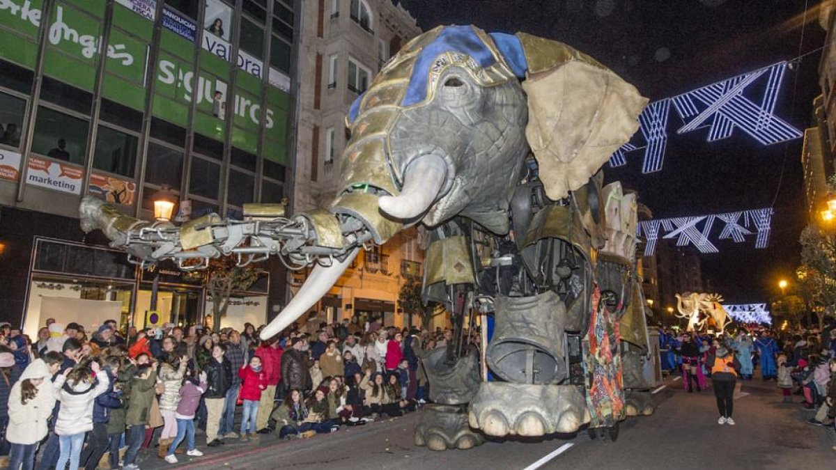 Un espectacular elefante articulado llamó la atención de todos los asistentes.-ISRAEL L. MURILLO