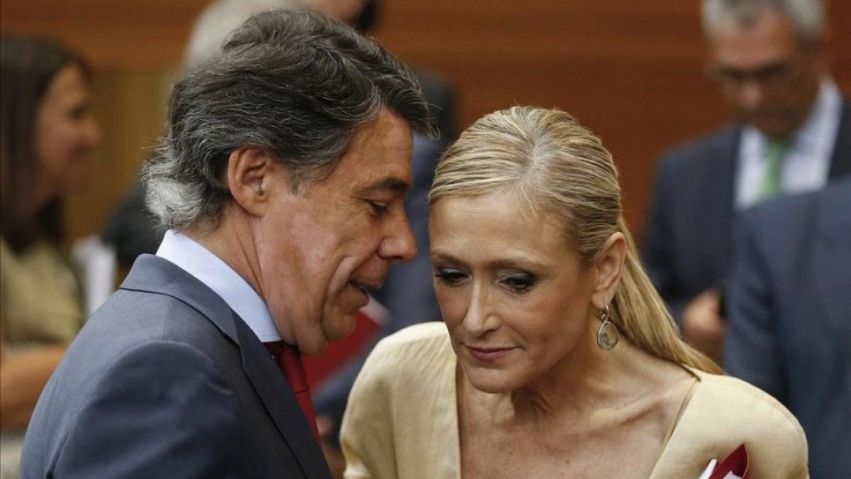 Cristina Cifuentes, entonces candidata a presidir la Comunidad de Madrid, habla con el entonces presidente, Ignacio Gonzalez.-/ PACO CAMPOS