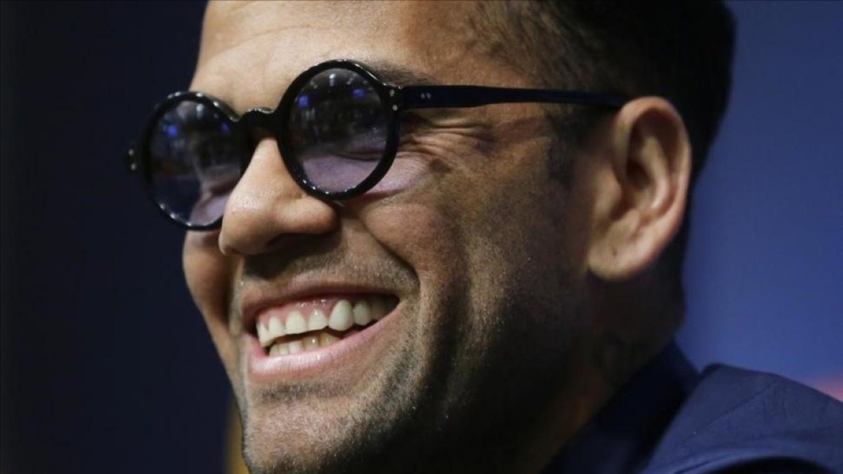 Dani Alves, en una conferencia de prensa-MANU FERNÁNDEZ / AP