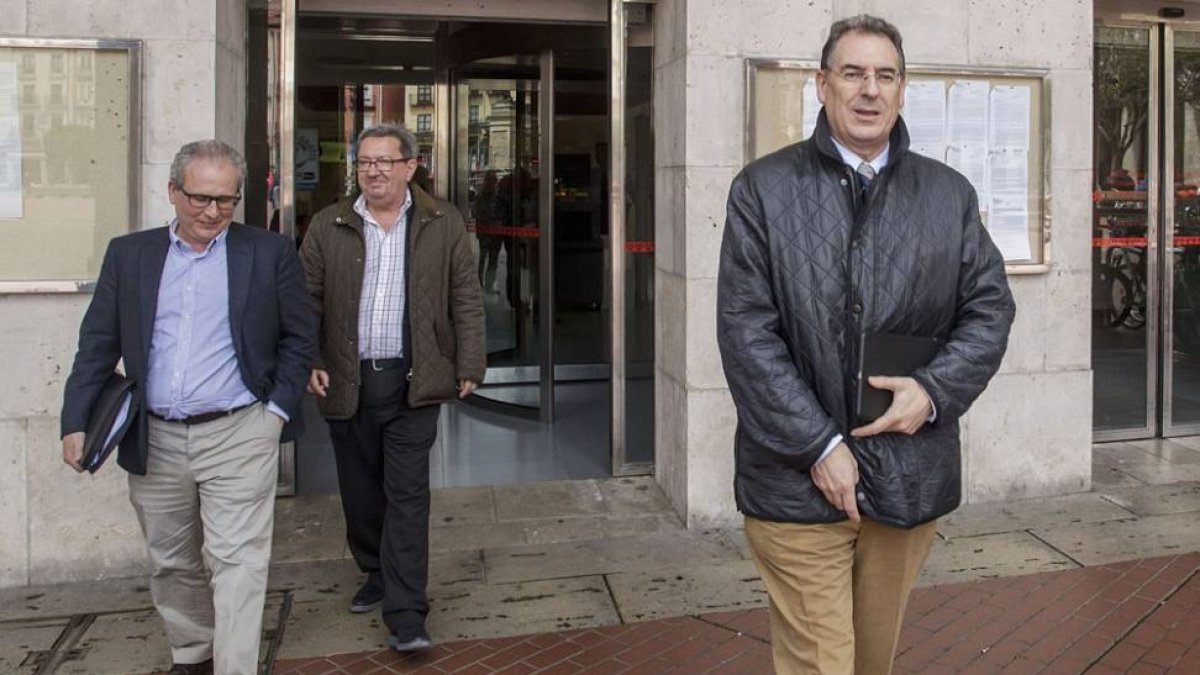 Nacho San Millán, Vicente Sebastián y Miguel Ángel Benavente, ayer, tras la reunión mantenida con el Ayuntamiento.-SANTI OTERO