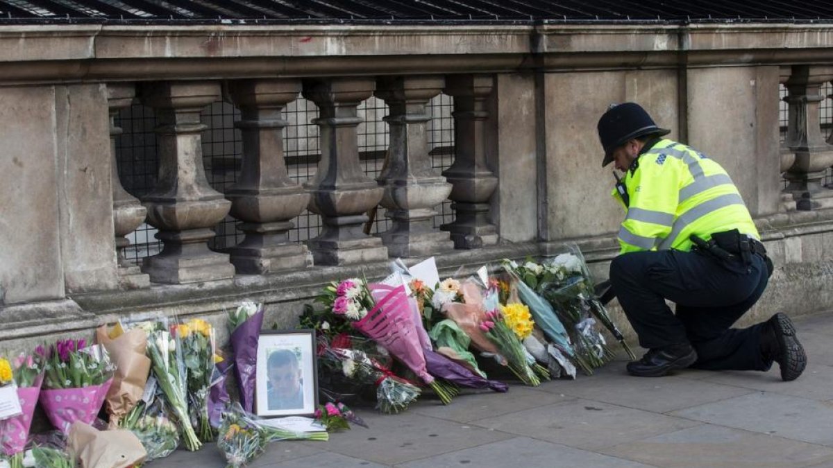 Recuerdo a las víctimas del atentado de Londres en el puente de Westminster, el 23 de marzo, un día después de la tragedia.-JOEL FORD