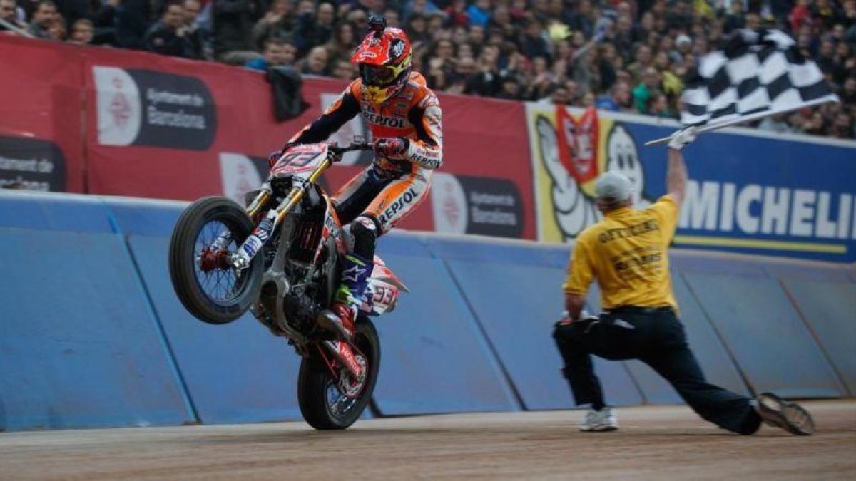 Marc Márquez cruza la meta como vencedor en el Sant Jordi.-ALEJANDRO CERESUELA