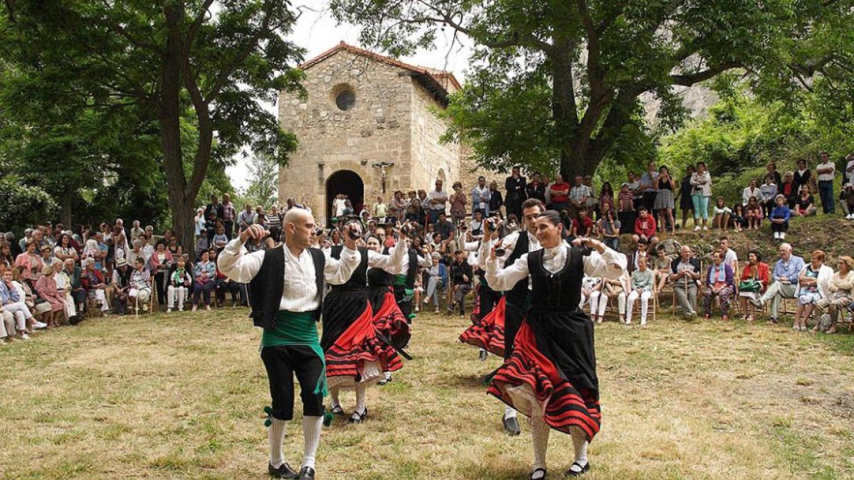 Antecuvia demostró su talento ejecutando diversas danzas populares castellanas.-G. GONZÁLEZ