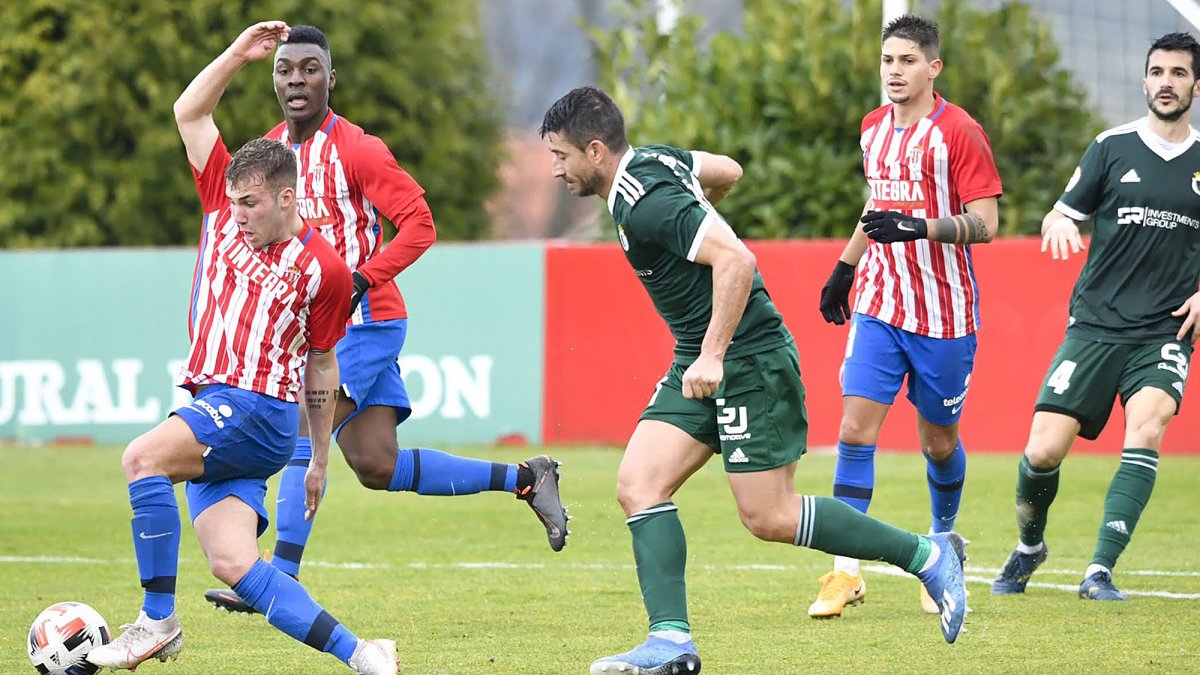 Saúl Berjón persigue a un atacante del Sporting de Gijón B en el choque disputado ayer en las instalaciones de Mareo. REAL SPORTING