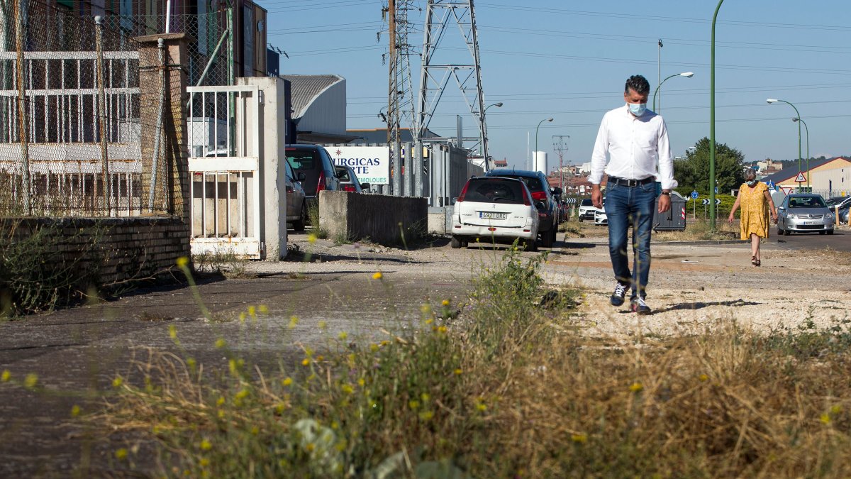 Vicente Marañón camina por Polígono Gamonal Este. TOMÁS ALONSO