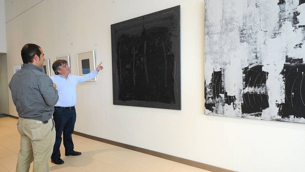 Los ‘Silencios’ de Gerardo Ibáñez visten las paredes de la Sala Infiniti desde ayer y durante los próximos meses.-ISRAEL L. MURILLO