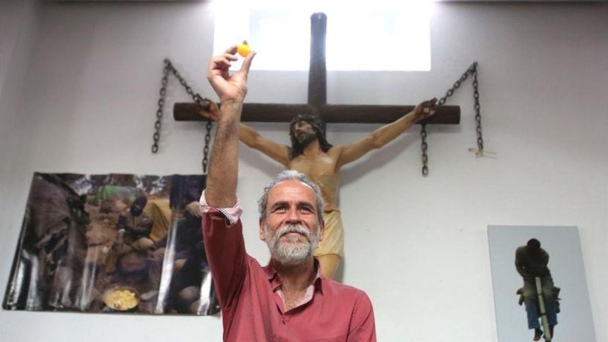 Willy Toledo, el martes 22 de mayo, en la parroquia san Carlos Borromeo de Vallecas.-DAVID CASTRO