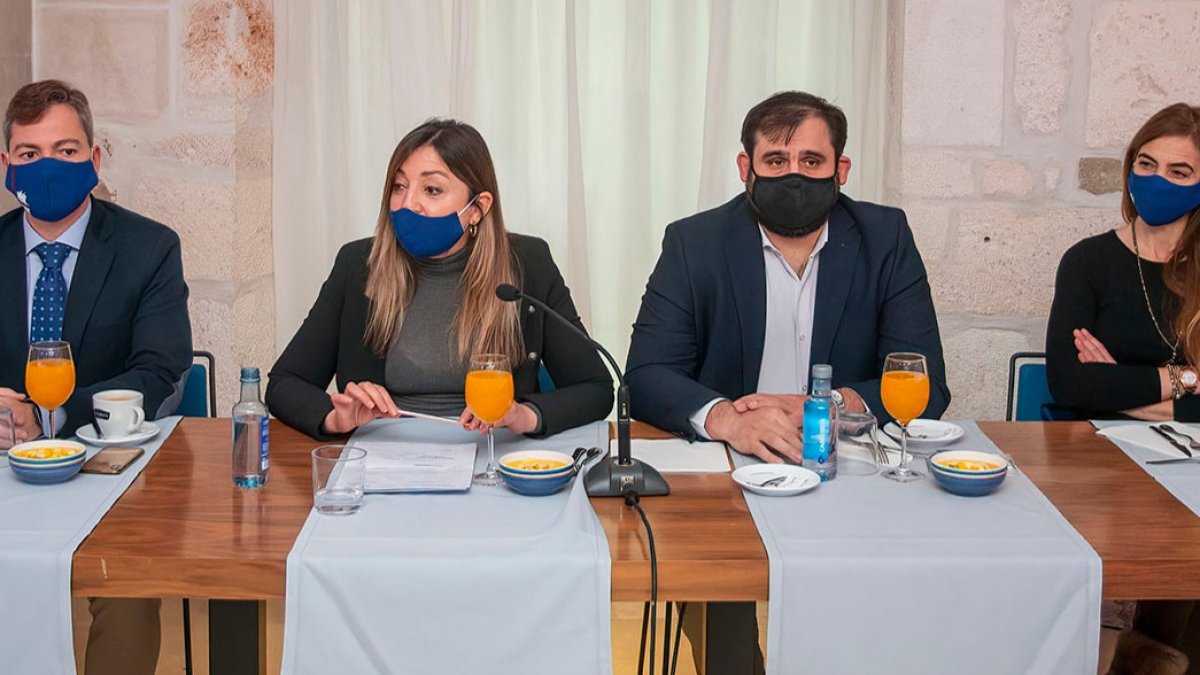 Carolina Blasco, portavoz municipal del PP, junto al resto de los concejales del grupo en un desayuno en el que realizaron un balance del 2020 en el Ayuntamiento burgalés. ECB