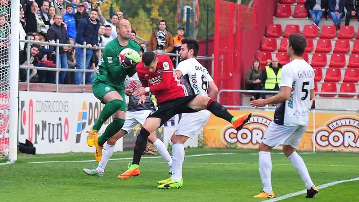 Saizar, que perdió en Anduva su imbatibilidad, se hace con un balón en el área.-JOSÉ ESTEBAN EGURROLA
