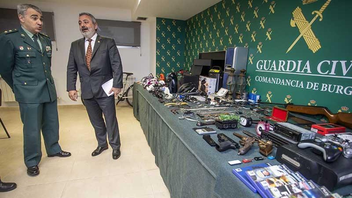 El teniente coronel jefe de la Comandancia de Burgos,Alfonso Martín, y el subdelegado del Gobierno, Pedro de la Fuente, observan el material robado.-SANTI OTERO