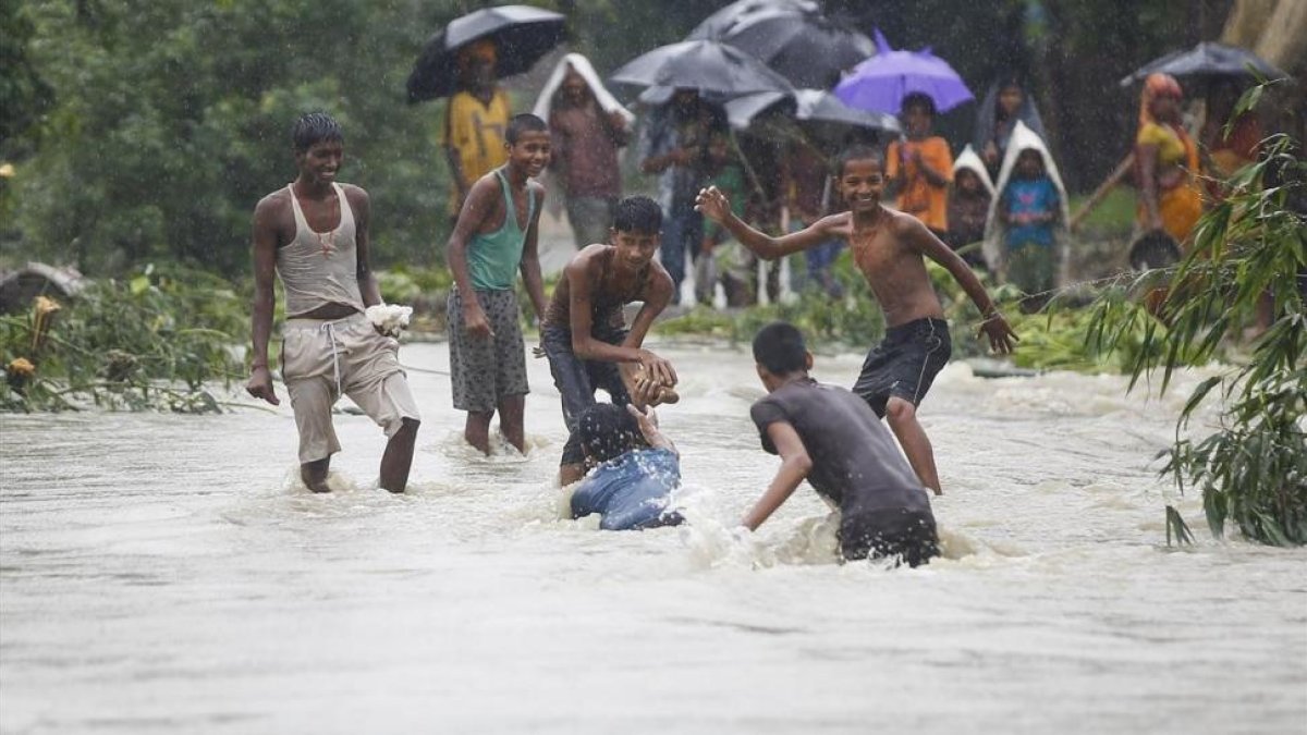 Operaciones de rescate en el distrito nepalí de Saptari.-NARENDRA SHRESTHA