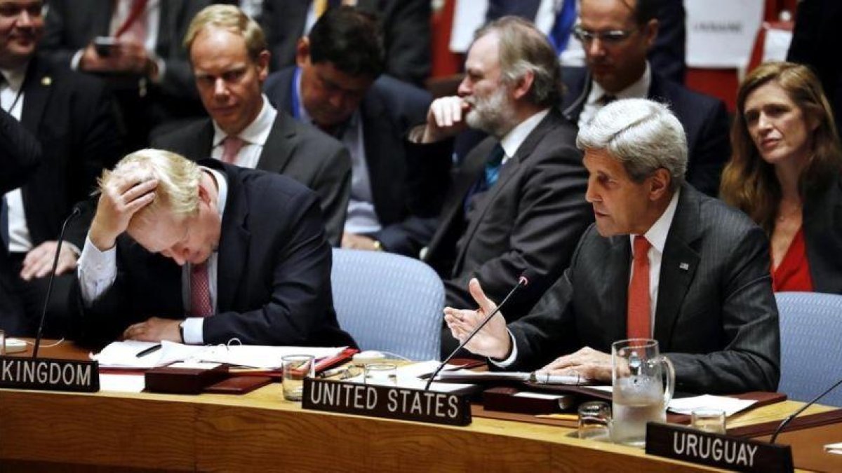 Kerry (derecha) habla junto a Boris Johnson, ministro de Exteriores británico, en el Consejo de Seguridad de la ONU, este miércoles, en Nueva York.-REUTERS / LUCAS JACKSON