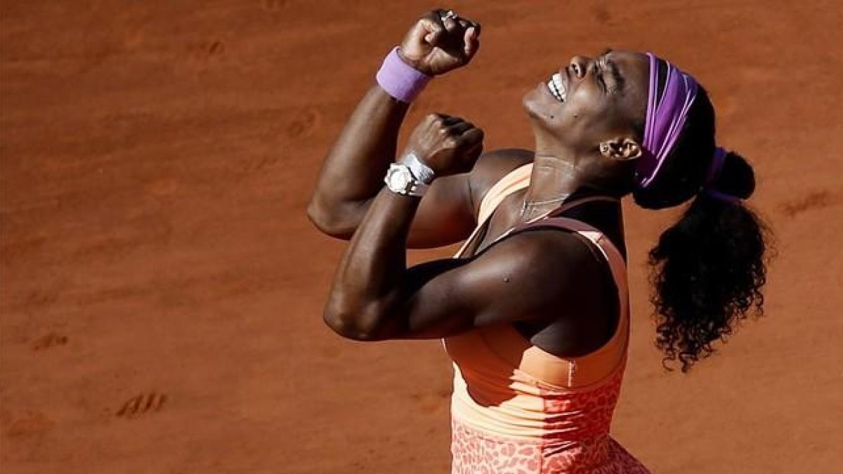 Serena Williams desata su euforia tras vencer en la final de Roland Garros el pasado junio.-EFE / IAN LANGSDON