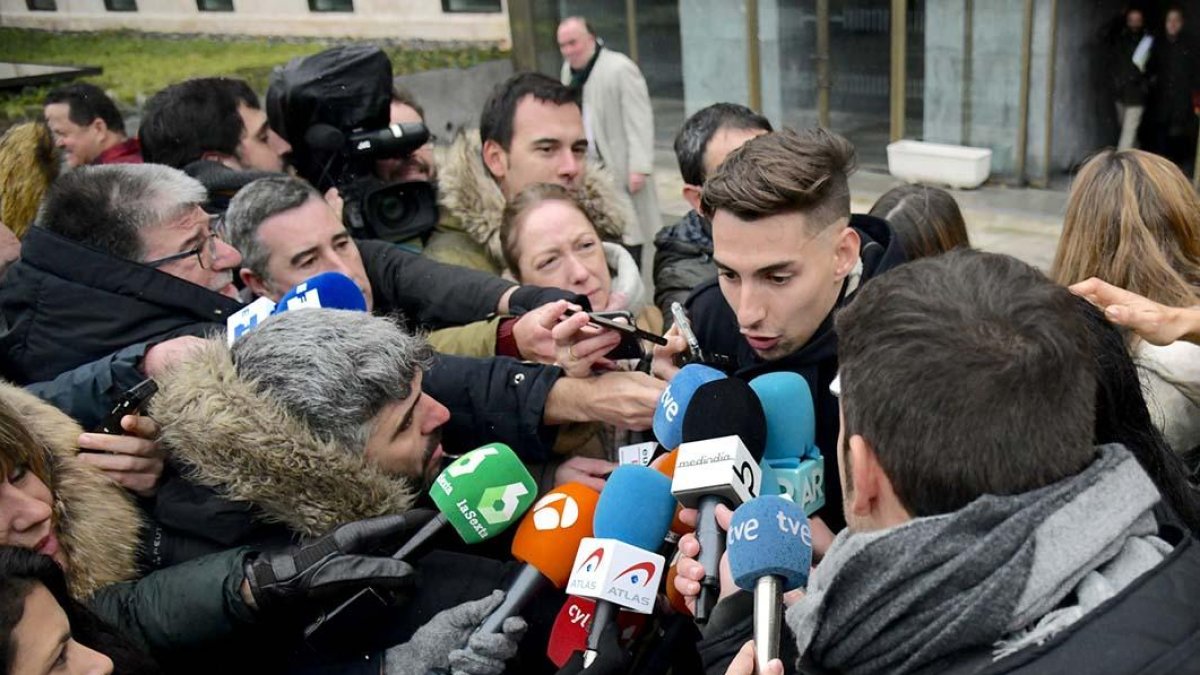Carlos Cuadrado ‘Lucho’ atiende a los medios a su salida de la Audiencia Provincial de Burgos.-SANTI OTERO