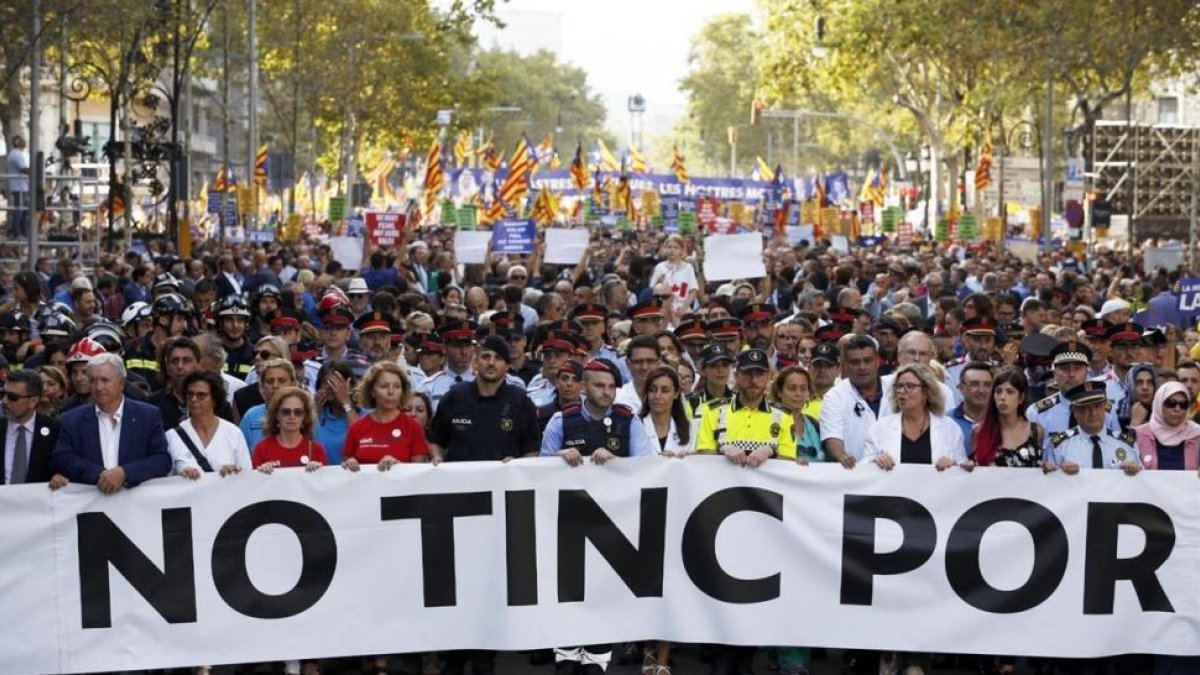 La cabecera de la manifestación de Barcelona, con los representantes de los colectivos que atendieron a las víctimas de los atentados.-ALBERT BERTRAN
