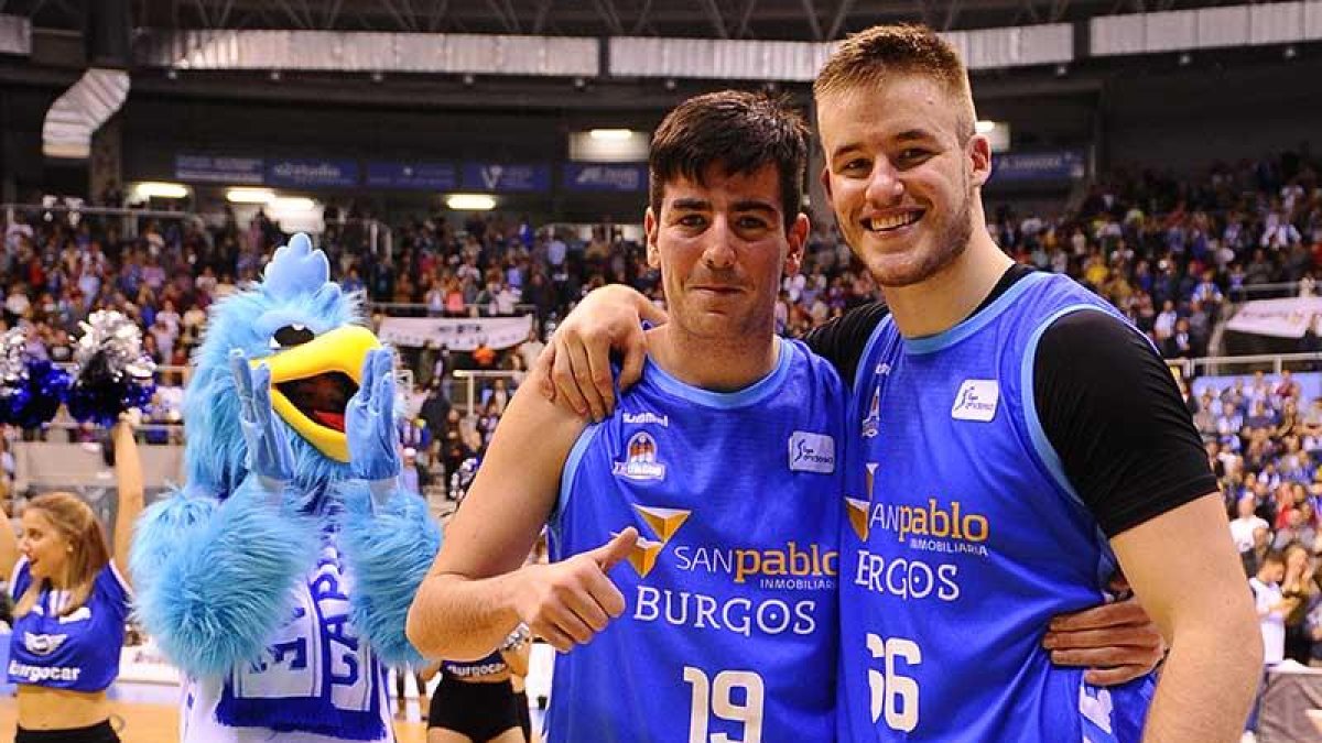 Alberto Alonso posa con Radoncic al acabar el partido del domingo.-SPB / M. GONZÁLEZ