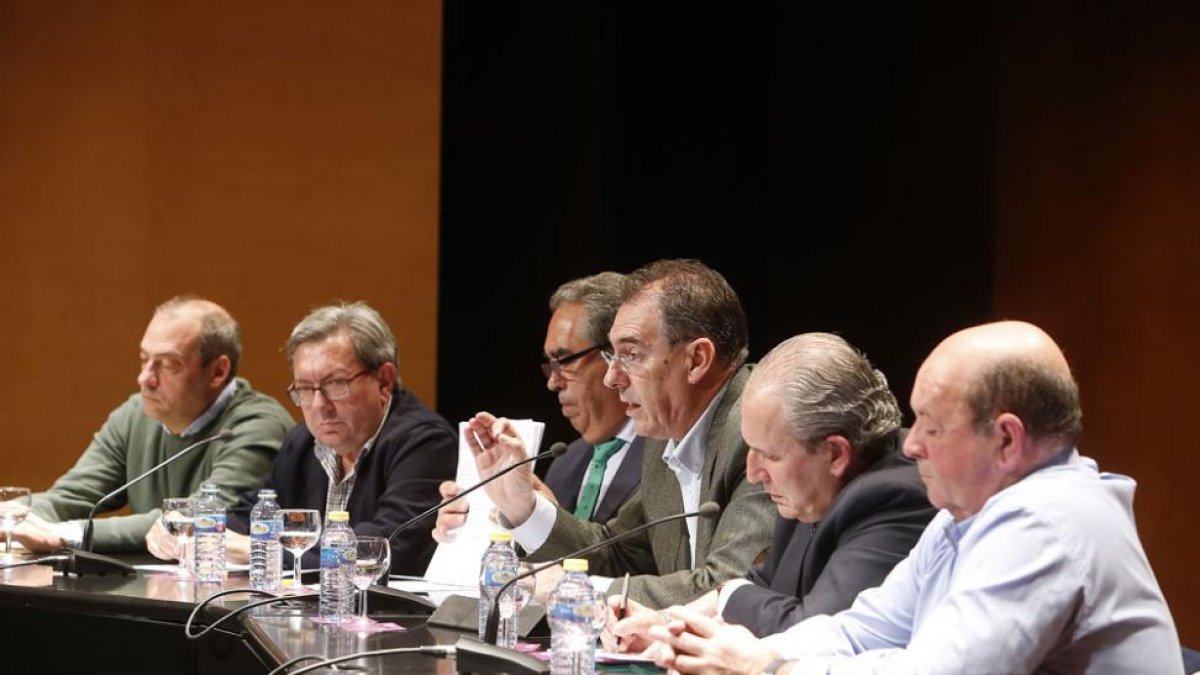 Imagen de la directiva del CB Tizona en una de sus últimas apariciones públicas.-RAÚL OCHOA
