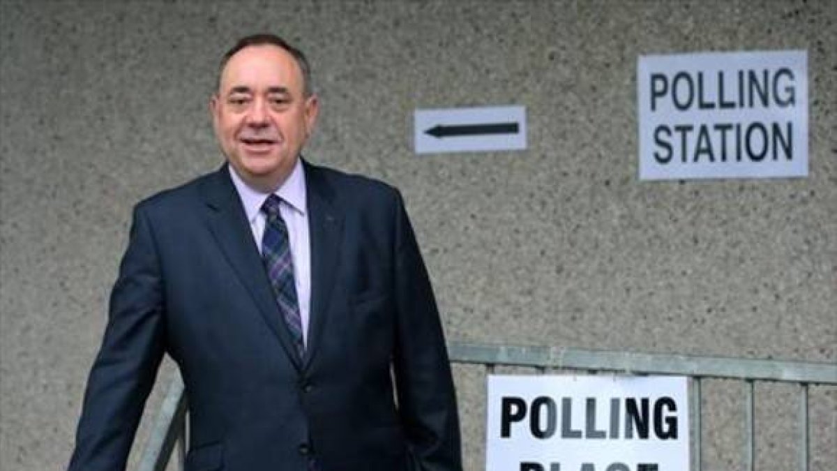 Salmond, tras votar en el referéndum de Escocia, en septiembre.-Foto: AP / Scott Heppell