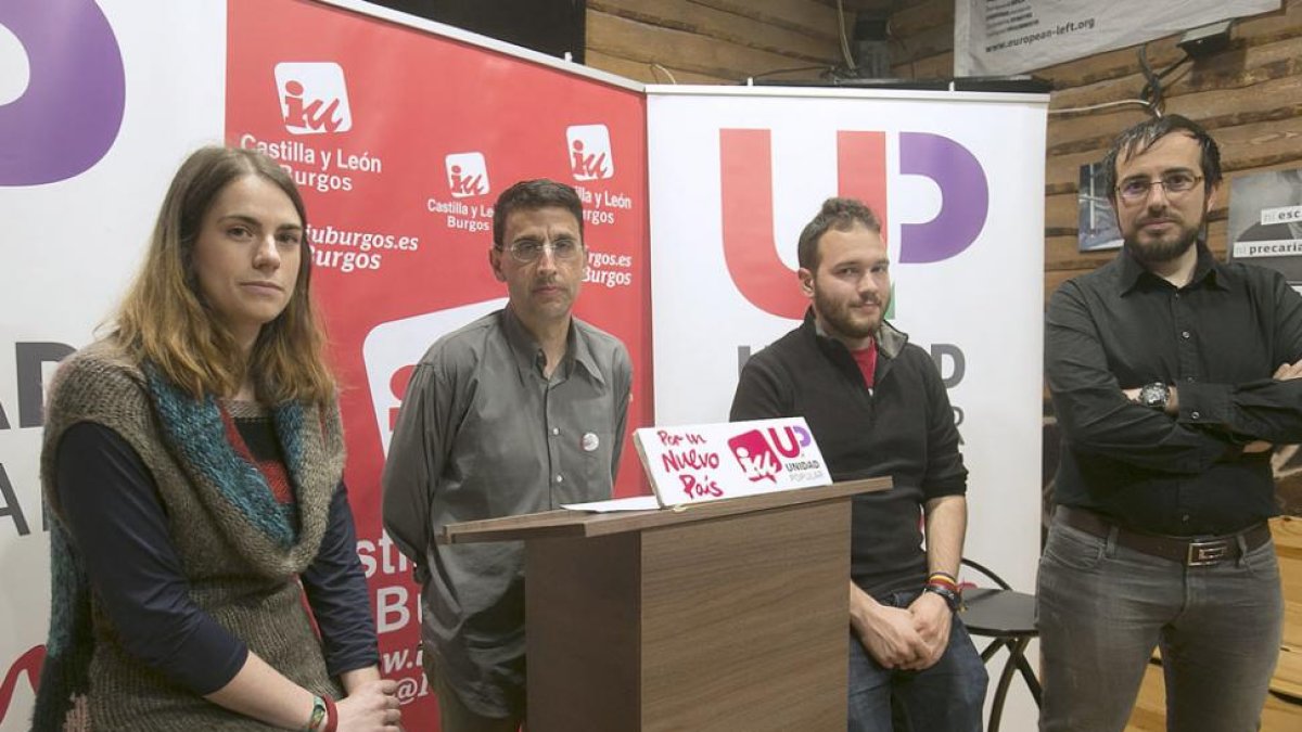 Fernando Sáiz, segundo por la izquierda, junto a Jorge García y miembros del Consejo Local.-RAÚL G. OCHOA