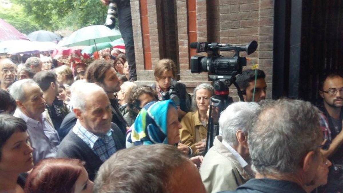 En la Escola Industrial, en Barcelona, los votantes han abierto un pasillo para que los abuelos pudieran pasar al interior a depositar su papeleta.-PATRICIA CASTÁN