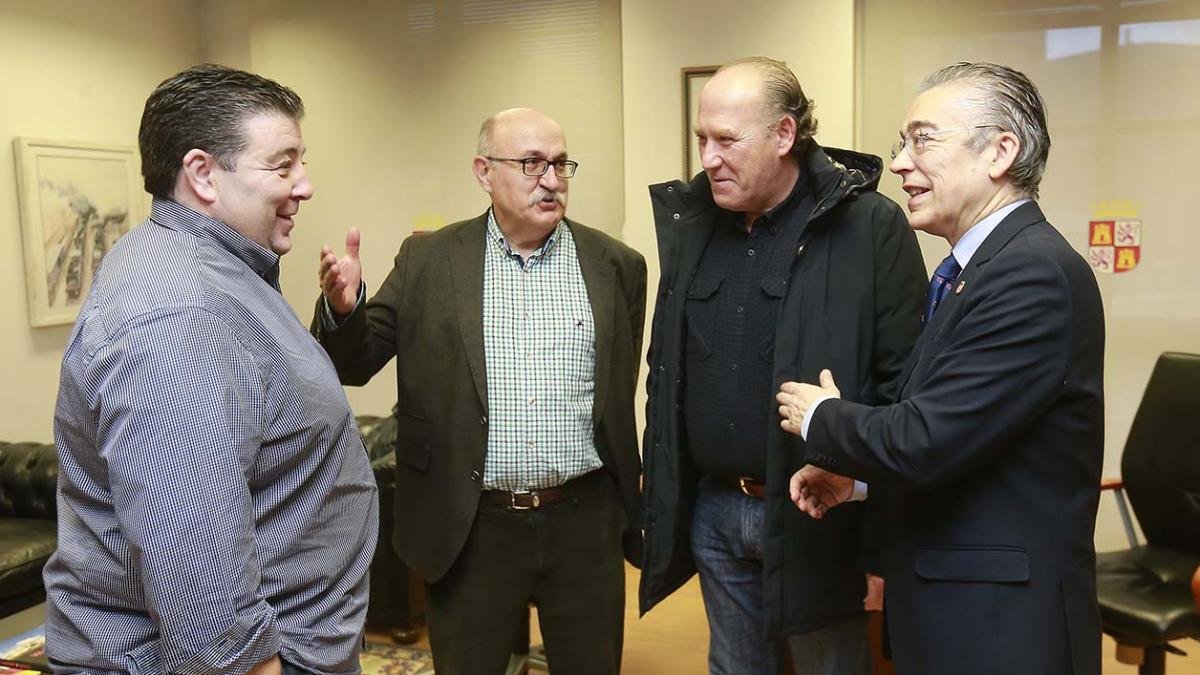 Representantes deCCOO conversan con el delegado de la Junta, Roberto Saiz.-SANTI OTERO