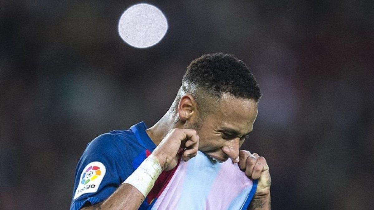 Neymar tras fallar un tiro a puerta durante un partido-JORDI COTRINA