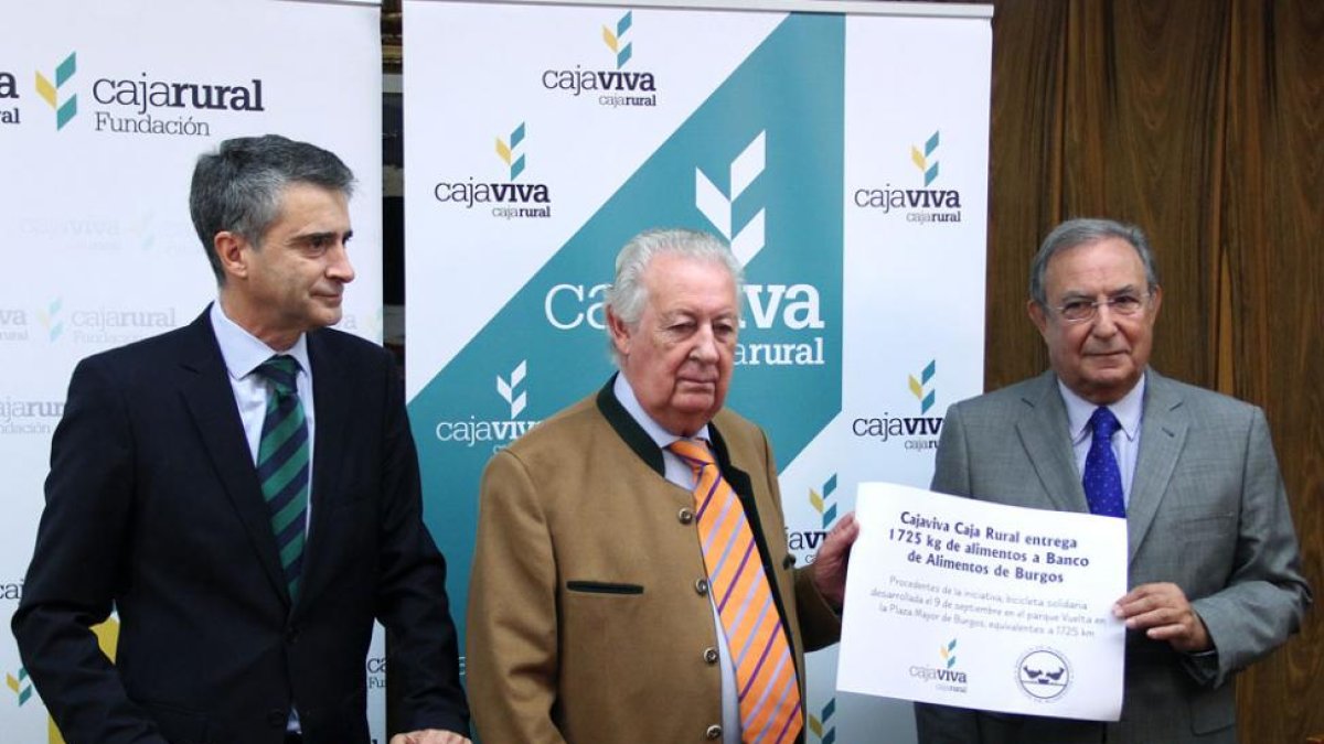 Herrero posa con el cheque entregado por Cajaviva Caja Rural.-JAIME CARAZO