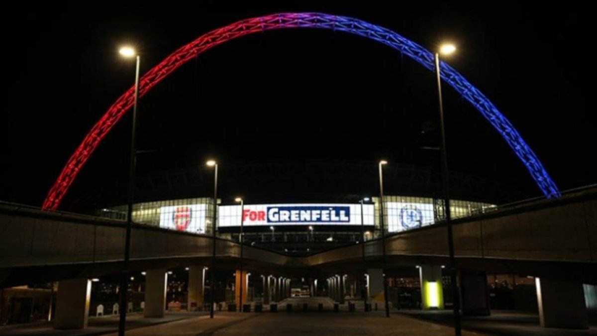 El estadio de Wembley, con los colores de Arsenal y Chelsea y una inscripción en recuerdo de las víctimas del incendio de la Grenfell Tower.-EL PERIÓDICO