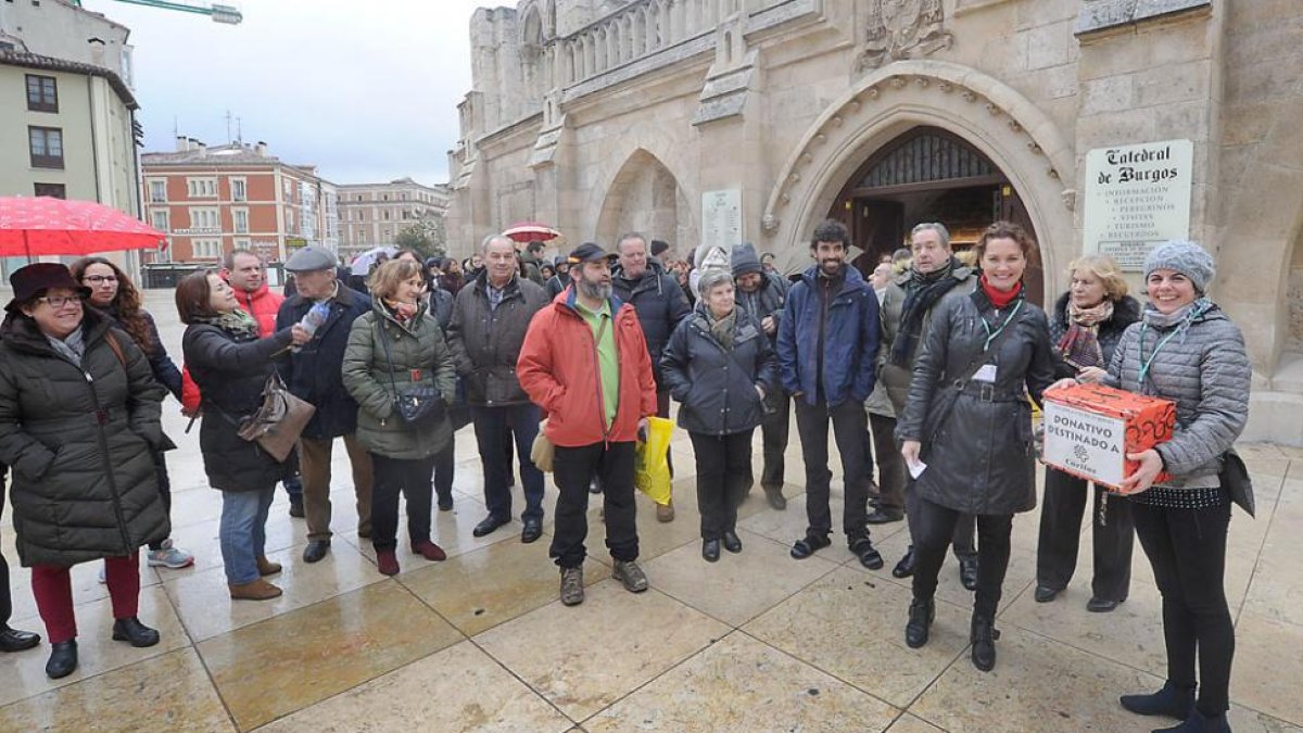 Dos guías posan junto a un grupo de visitantes antes de entrar en la Catedral.-ISRAEL L. MURILLO