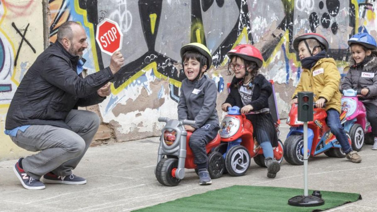 Un voluntario muestra la señal de Stop a los pequeños, ayer, en un pequeño circuito diseñado en la plaza Roma.-SANTI OTERO