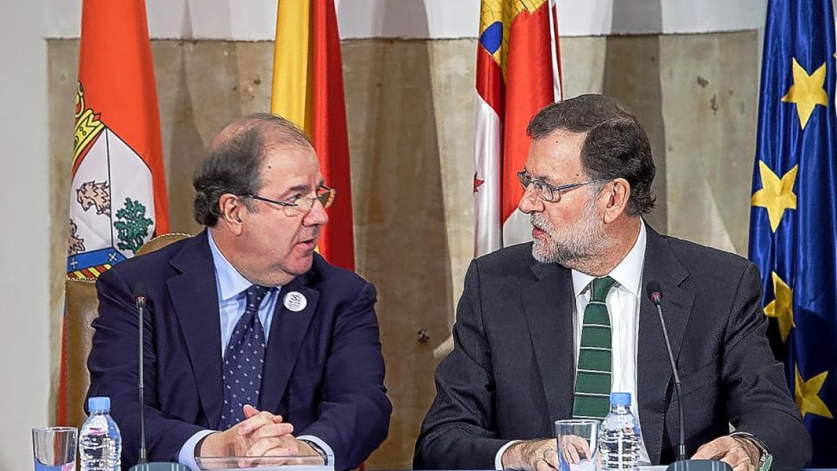 El presidente de la Junta, Juan Vicente Herrera, junto con el presidente del Gobierno central, Mariano Rajoy, en una imagen de archivo.-ICAL