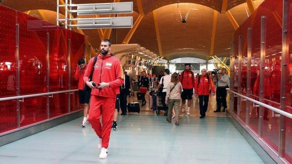 Marc Gasol, en el aeropuerto de Madrid, poco antes de viajar a EEUU-JJ GUILLÉN (EFE)