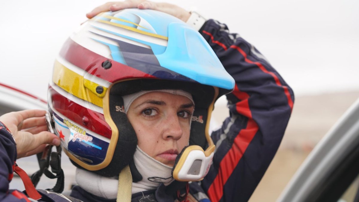 Cristina Gutiérrez se ajusta el casco antes de empezar una etapa del Dakar. ECB