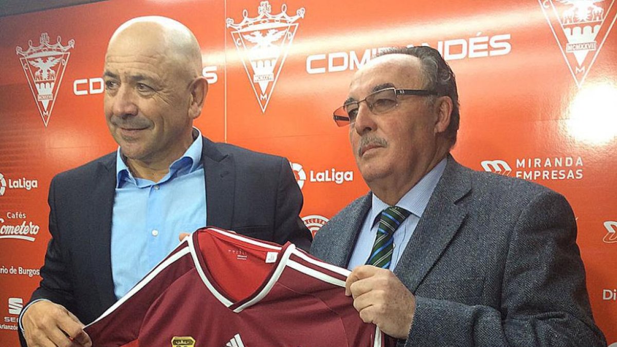 Caudio Barragán posa junto a Alfredo de Miguel con la camiseta rojilla.-@CDMirandes