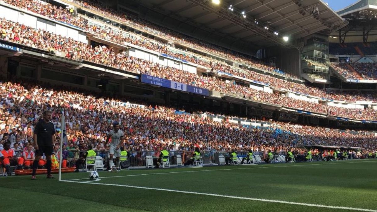 Luis Figo lanza un córner en el amistoso de veteranos entre el Madrid y el Roma.-REAL MADRID C.F.