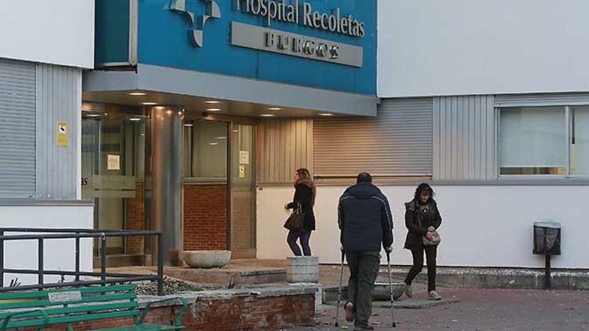 Entrada del Hospital Recoletas, donde la mujer dio recientemente a luz a dos bebés.-RAÚL G. OCHOA