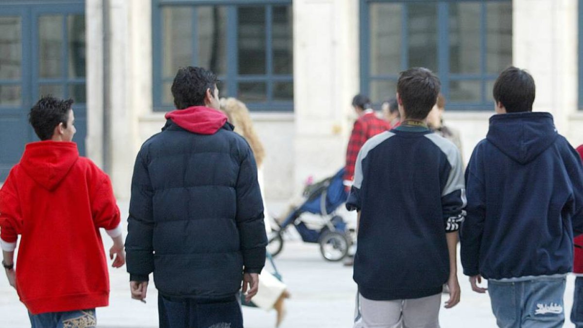 Un grupo de adolescentes en una calle de la capital.-ISRAEL L. MURILLO