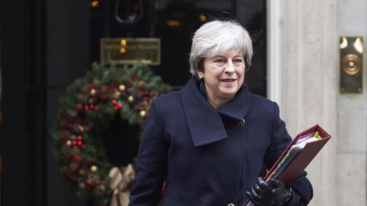 La primera ministra británica, Theresa May, abandonando la residencia gubernamental de Downting Street.-AFP