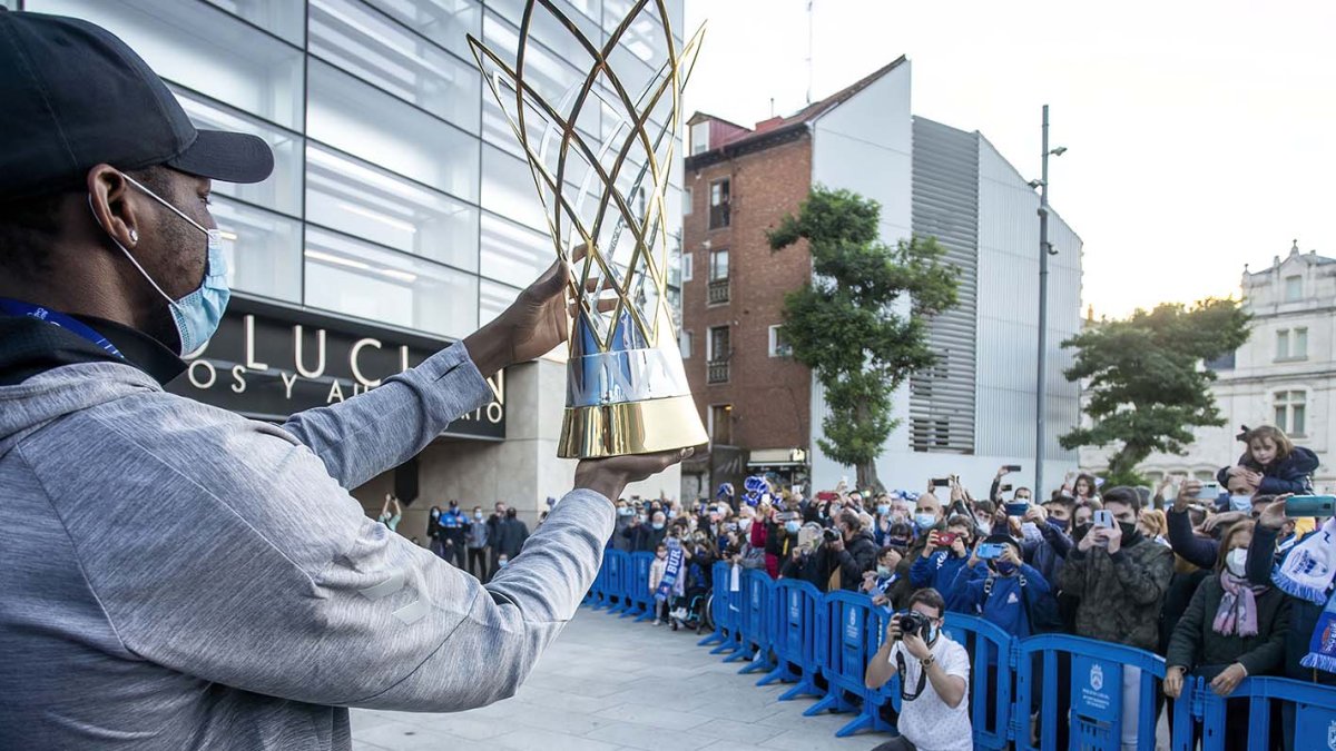 Sakho ofrece el trofeo conquistado a la afición reunida de forma espontánea en el Forum, ayer. SANTI OTERO