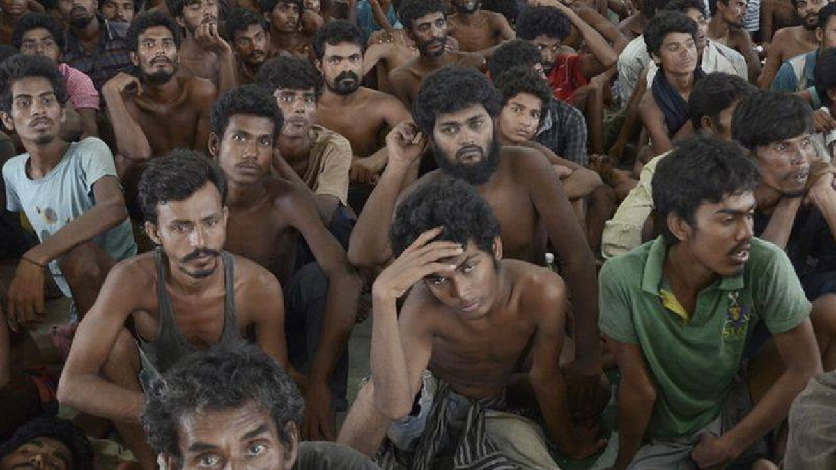 Inmigrantes rohingyas, una minoría que las Naciones Unidas considera apátrida, descansan tras ser rescatados.-Foto: STR / EFE