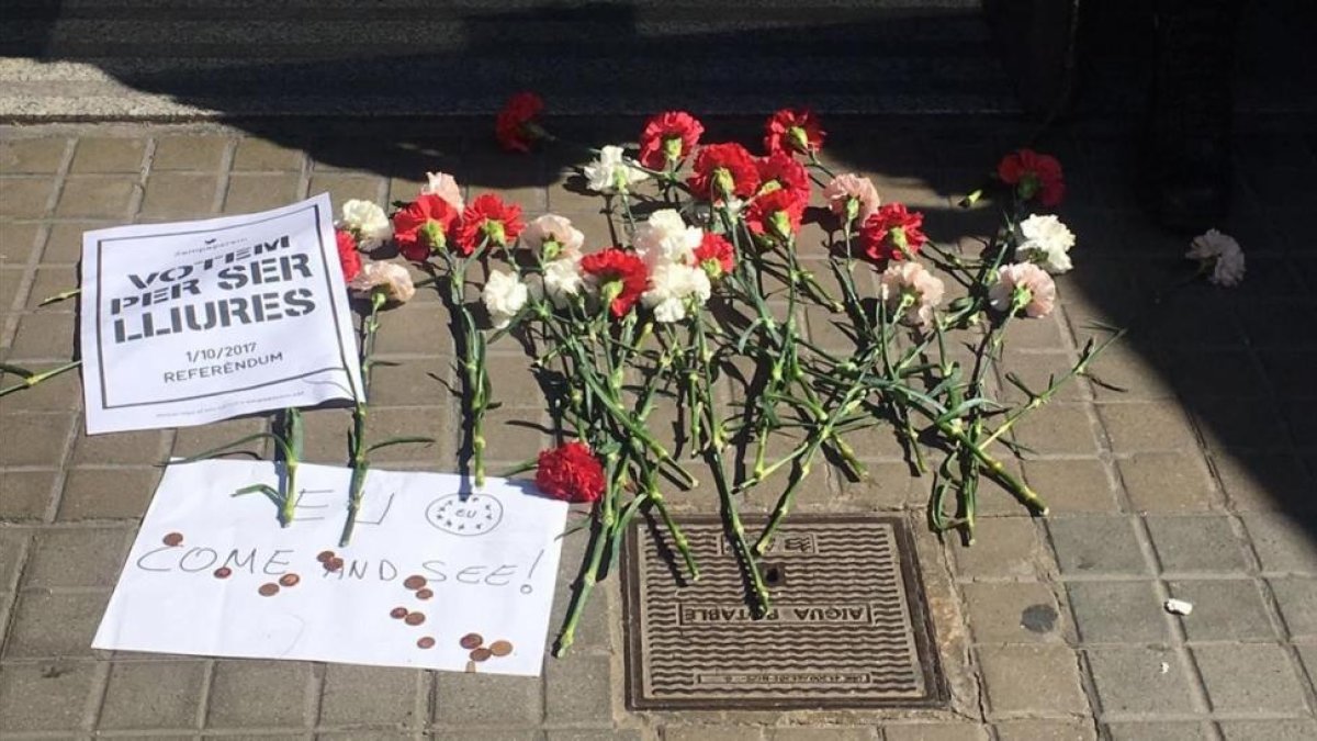 Flores y pancartas frente a la Conselleria dAfers Exteriors-RICARD CUGAT