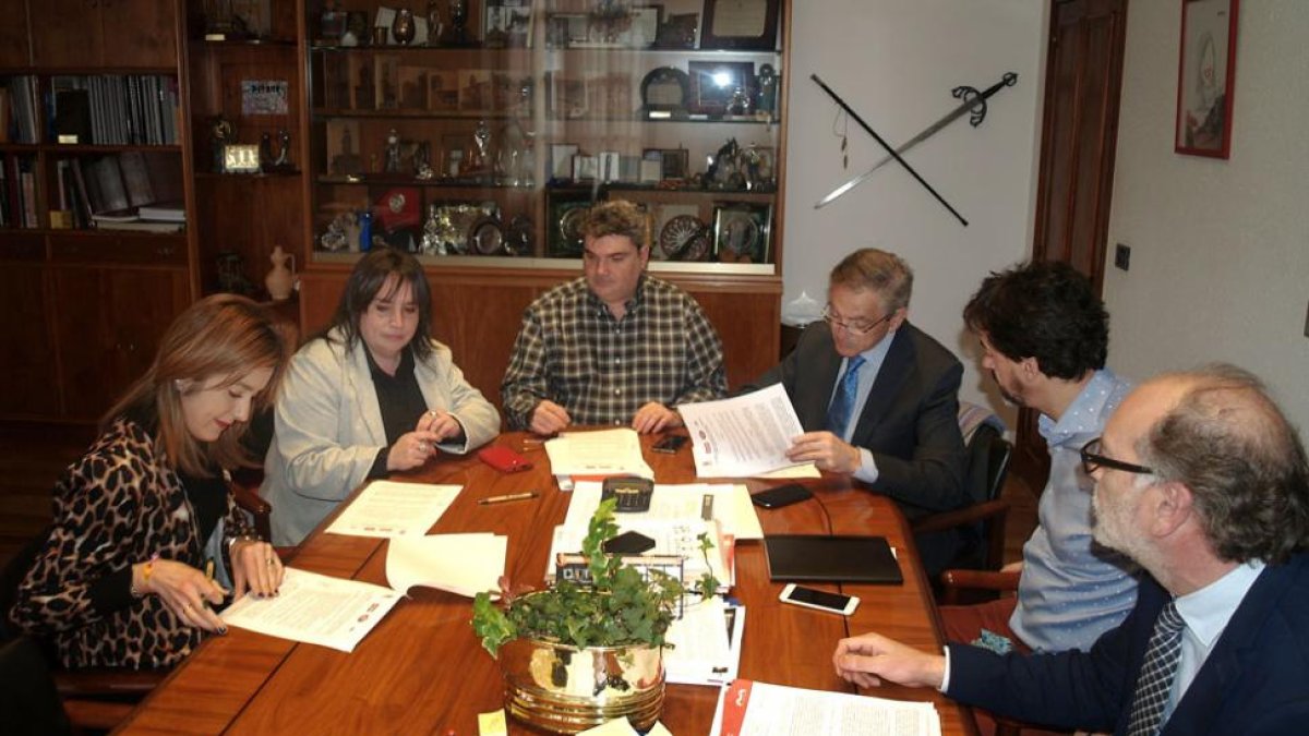 Momento de la firma del acuerdo para el Consejo del Diálogo Social.-ECB